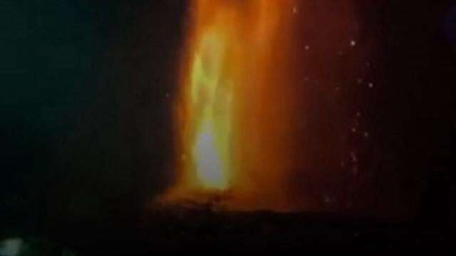 Etna Yanardağı’nda büyük patlama: Metrelerce yükseğe lav püskürttü