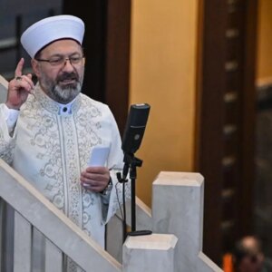 medeni kanuna aykiri cuma hutbesine chpli gulizar bicer karacadan sert tepki erdogan ve erbasin diyaneti iKK9NkAU