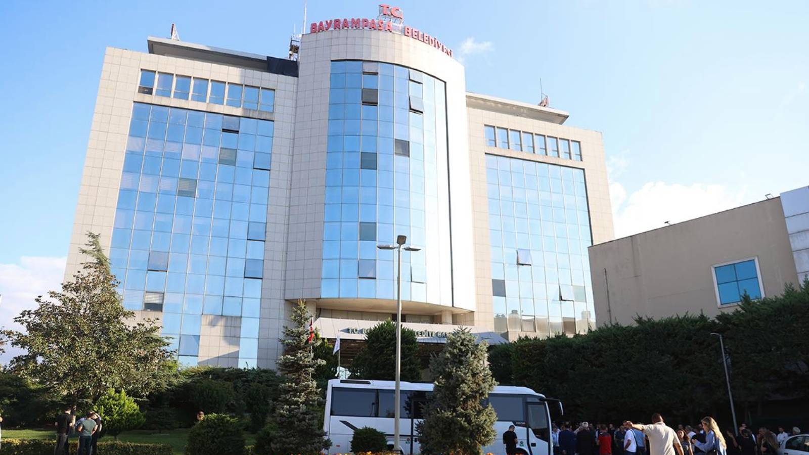 bayrampasa belediyesine operasyon sonrasi chpli meclis uyesi istifa etti cogunluk kaybedilebilir ODqizEvE