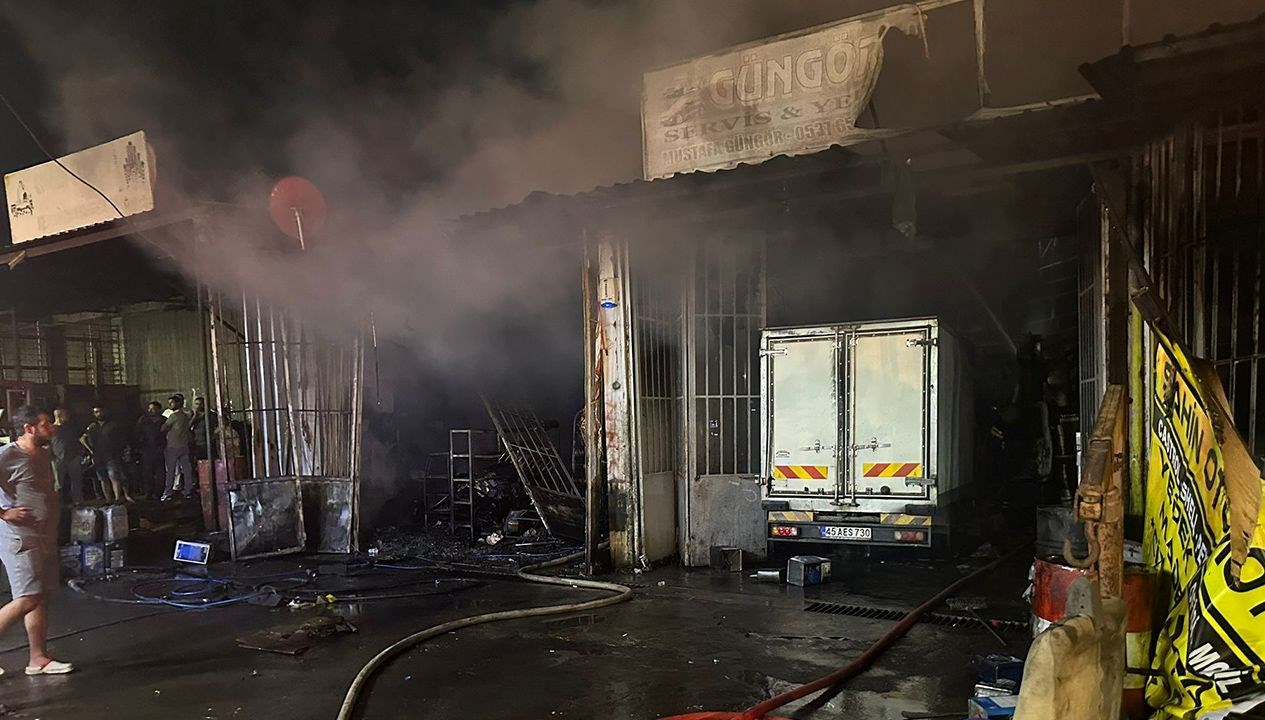 sanayi sitesinde is yeri ve araclar kul oldu IbhqLI7g