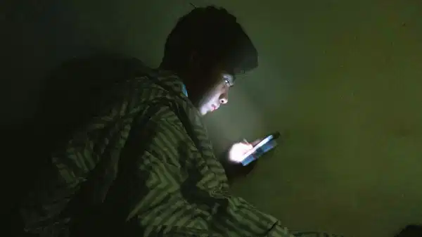 gece telefona bakanlar dikkat sessizce cokertiyor EzDe2DmX.jpg