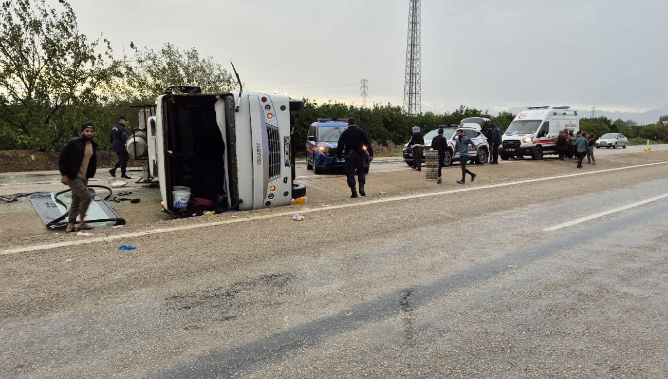 tarim iscilerini tasiyan midibus devrildi11 yarali CqggAHis.jpg