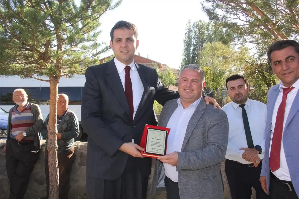 zarada ogrencilere kirtasiye ve okul formasi dagitimi 5Febm7lH